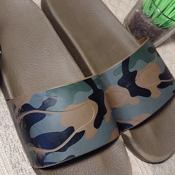 Valentino Garavani Camo Slides - Picture 2 of 16